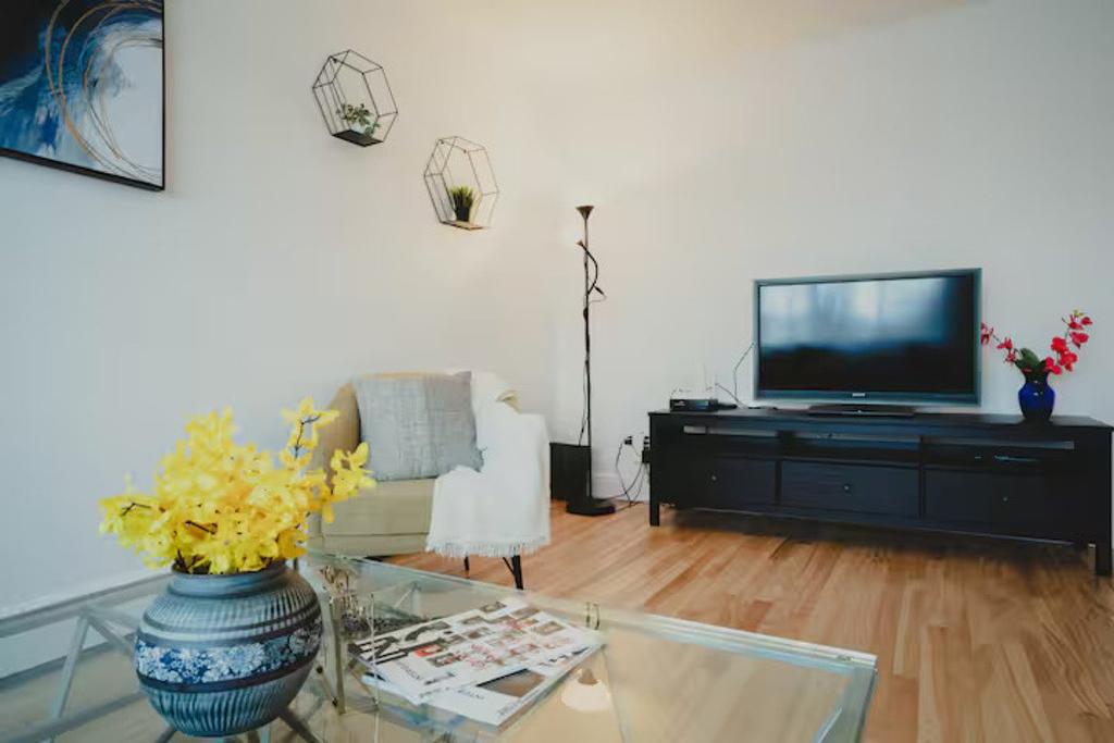 Living room - 8004 Rue Dora, Montréal (Lasalle), QC - Indoor Photo Showing Living Room