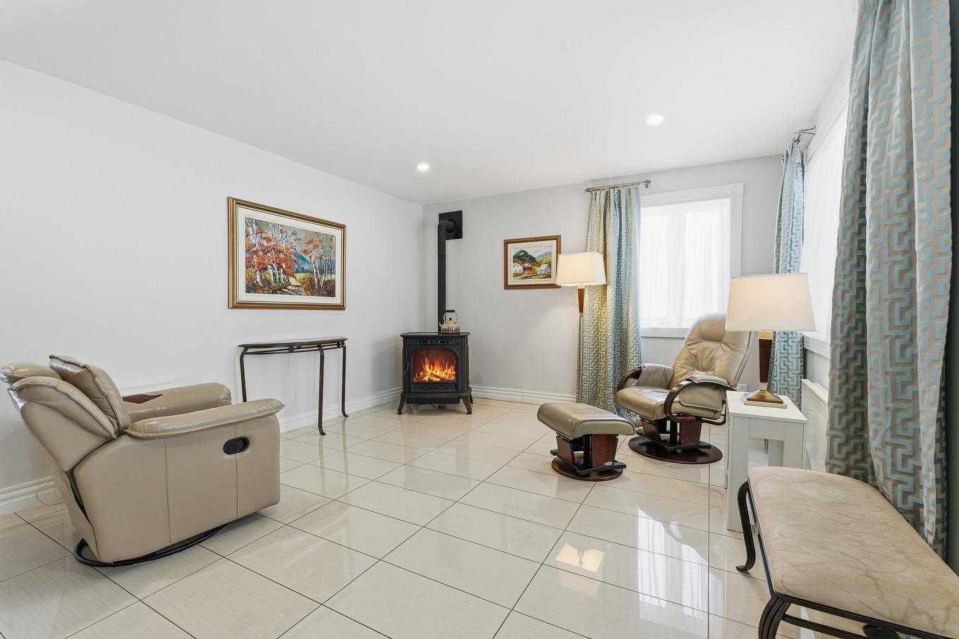 Salon - 537 Rg De La Rivière S., Saint-Lin/Laurentides, QC