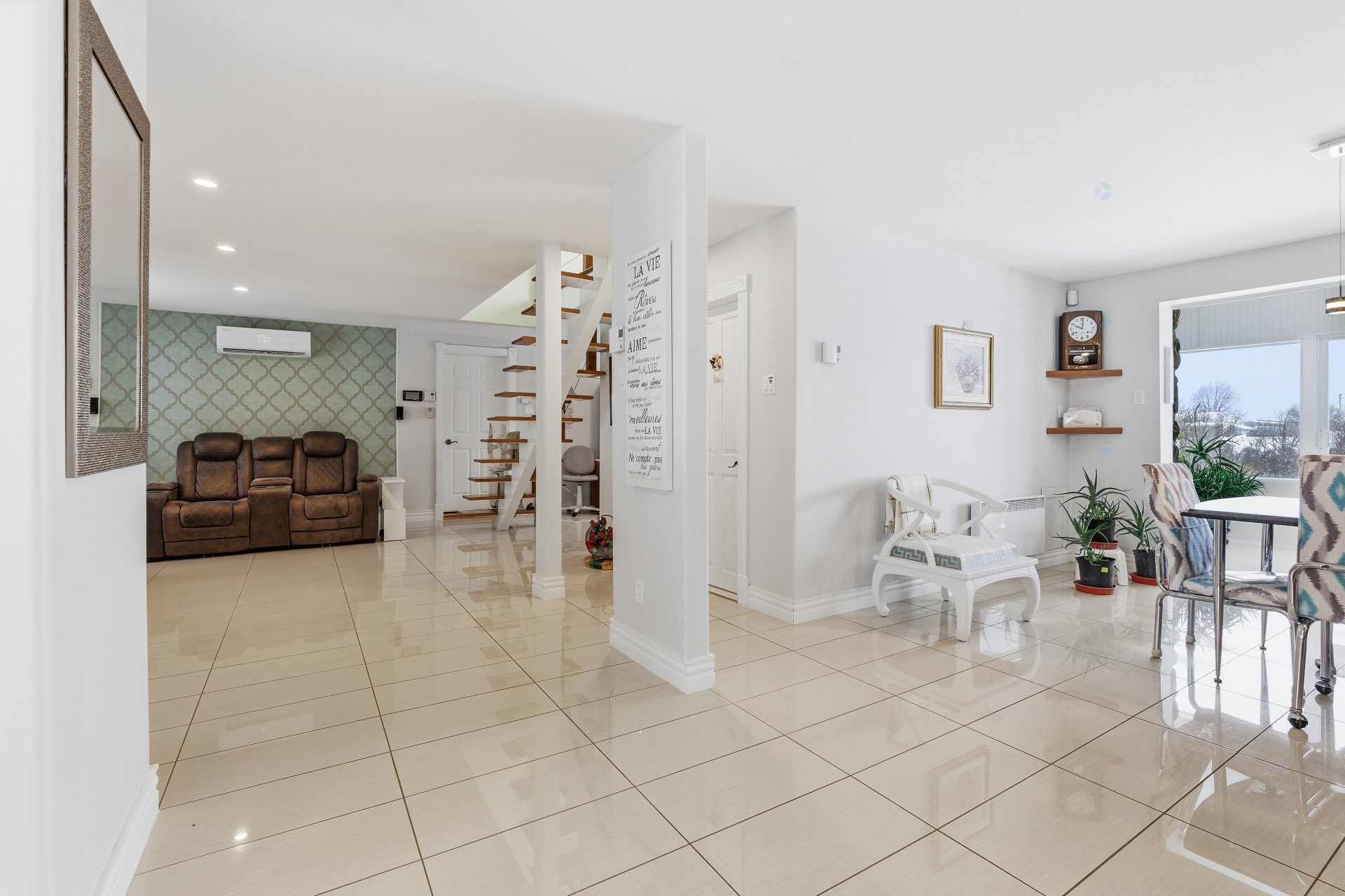 Salon - 537 Rg De La Rivière S., Saint-Lin/Laurentides, QC
