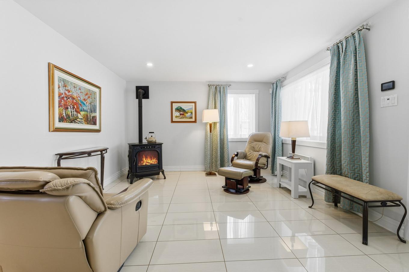 Salon - 537 Rg De La Rivière S., Saint-Lin/Laurentides, QC