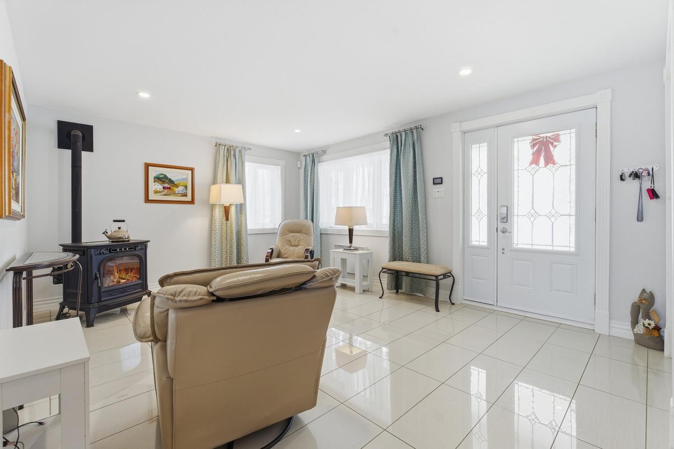 Salon - 537 Rg De La Rivière S., Saint-Lin/Laurentides, QC