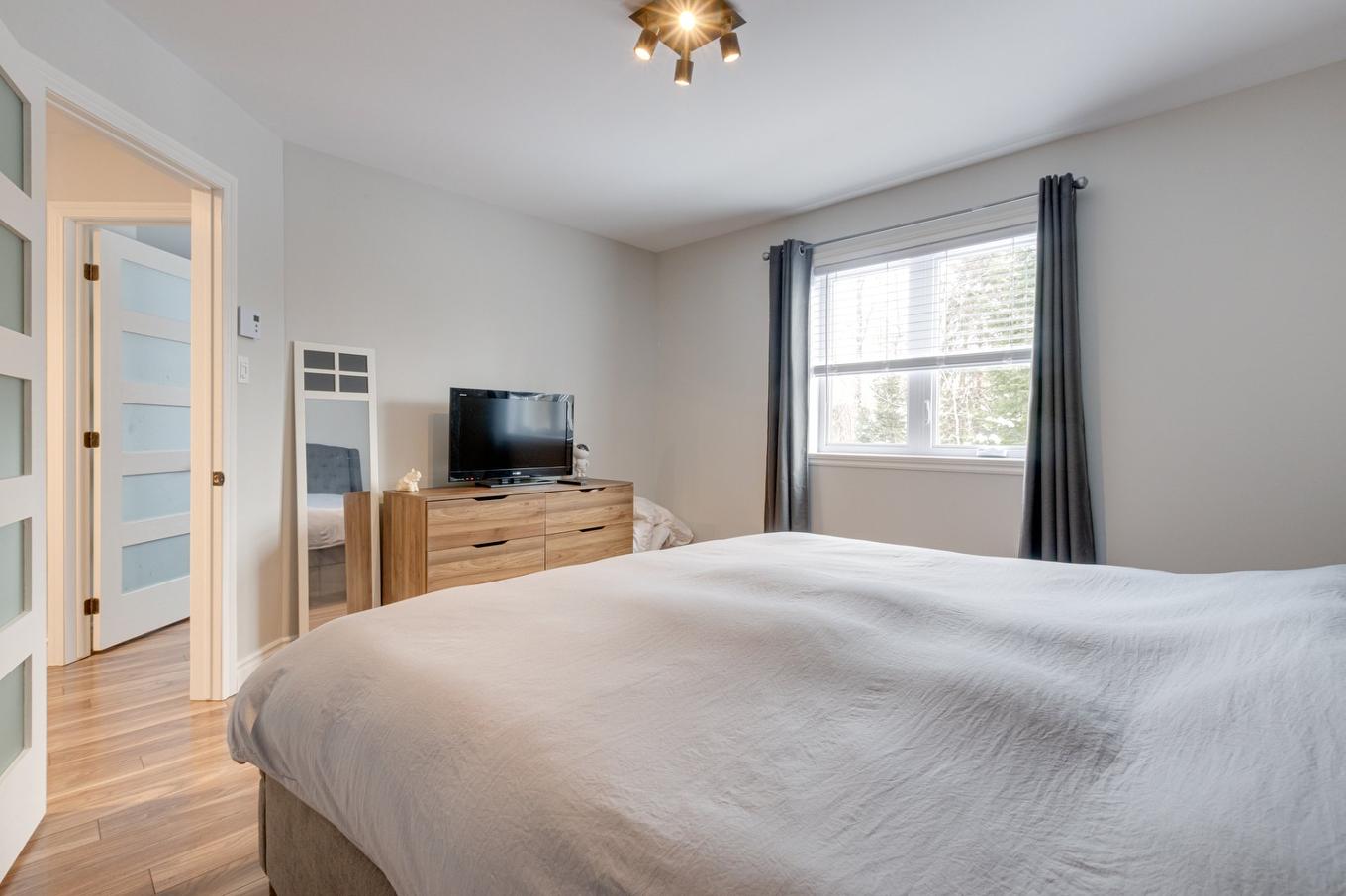 Chambre à coucher principale - 574 Rue Du Clos-Des-Ducs, Prévost, QC - Indoor Photo Showing Bedroom