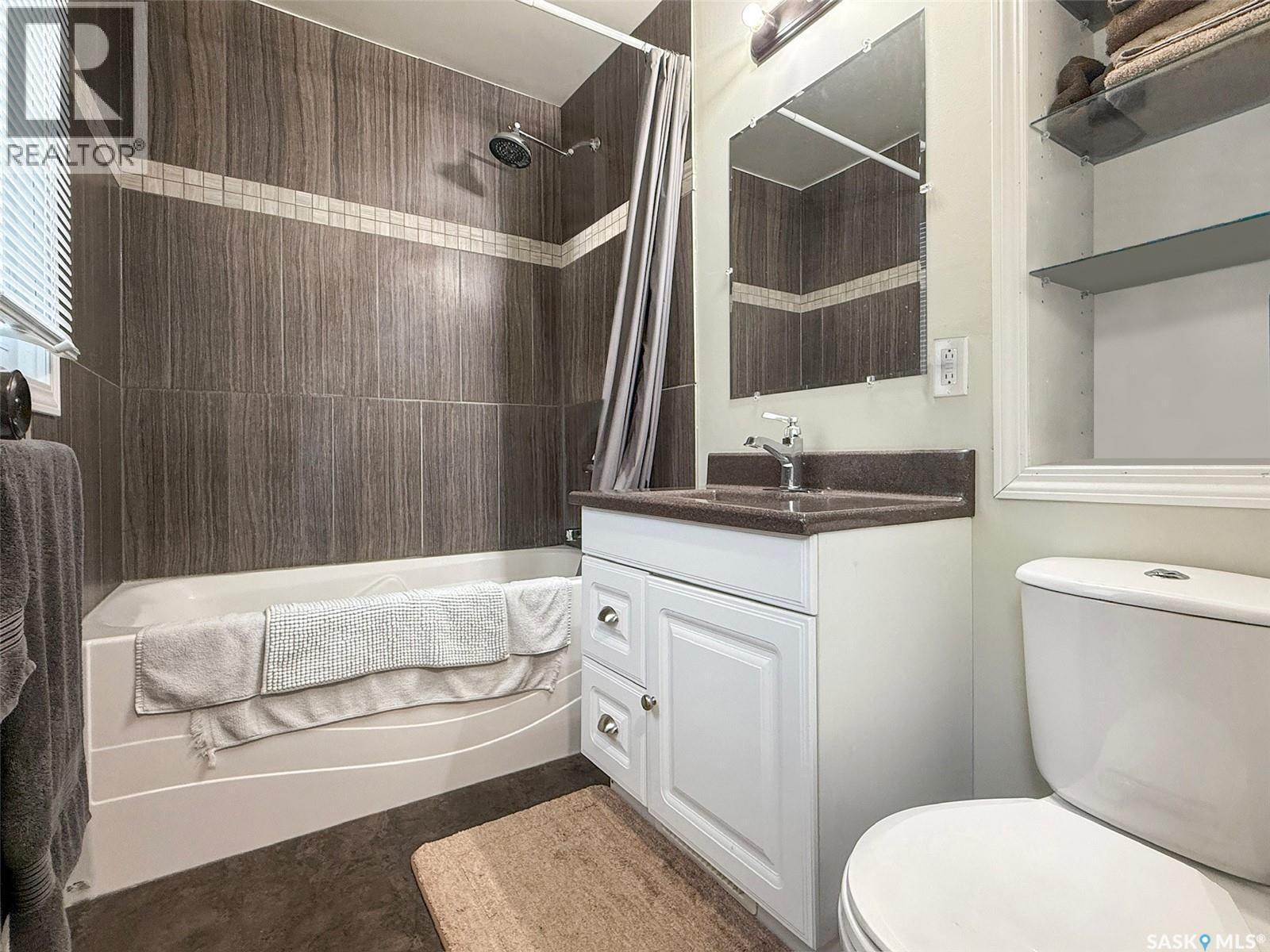 404 7Th Avenue Nw, Swift Current, SK - Indoor Photo Showing Bathroom