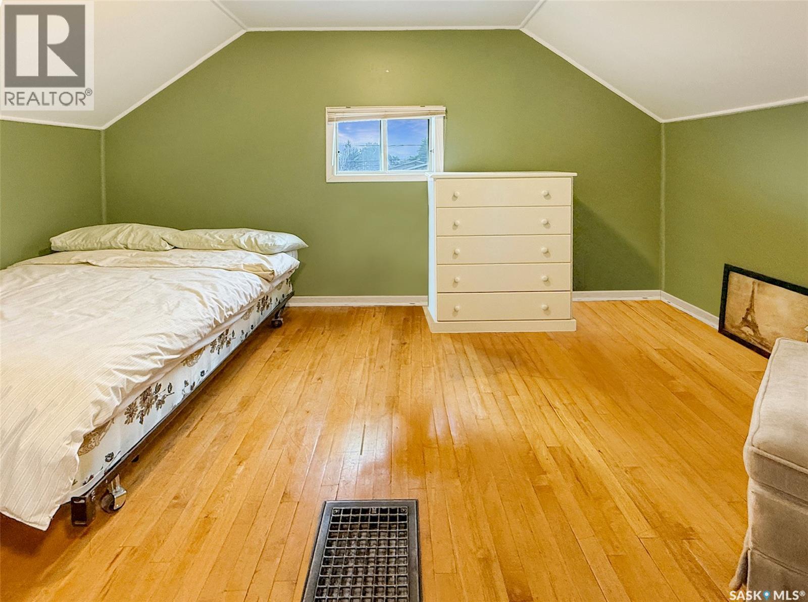 404 7Th Avenue Nw, Swift Current, SK - Indoor Photo Showing Bedroom