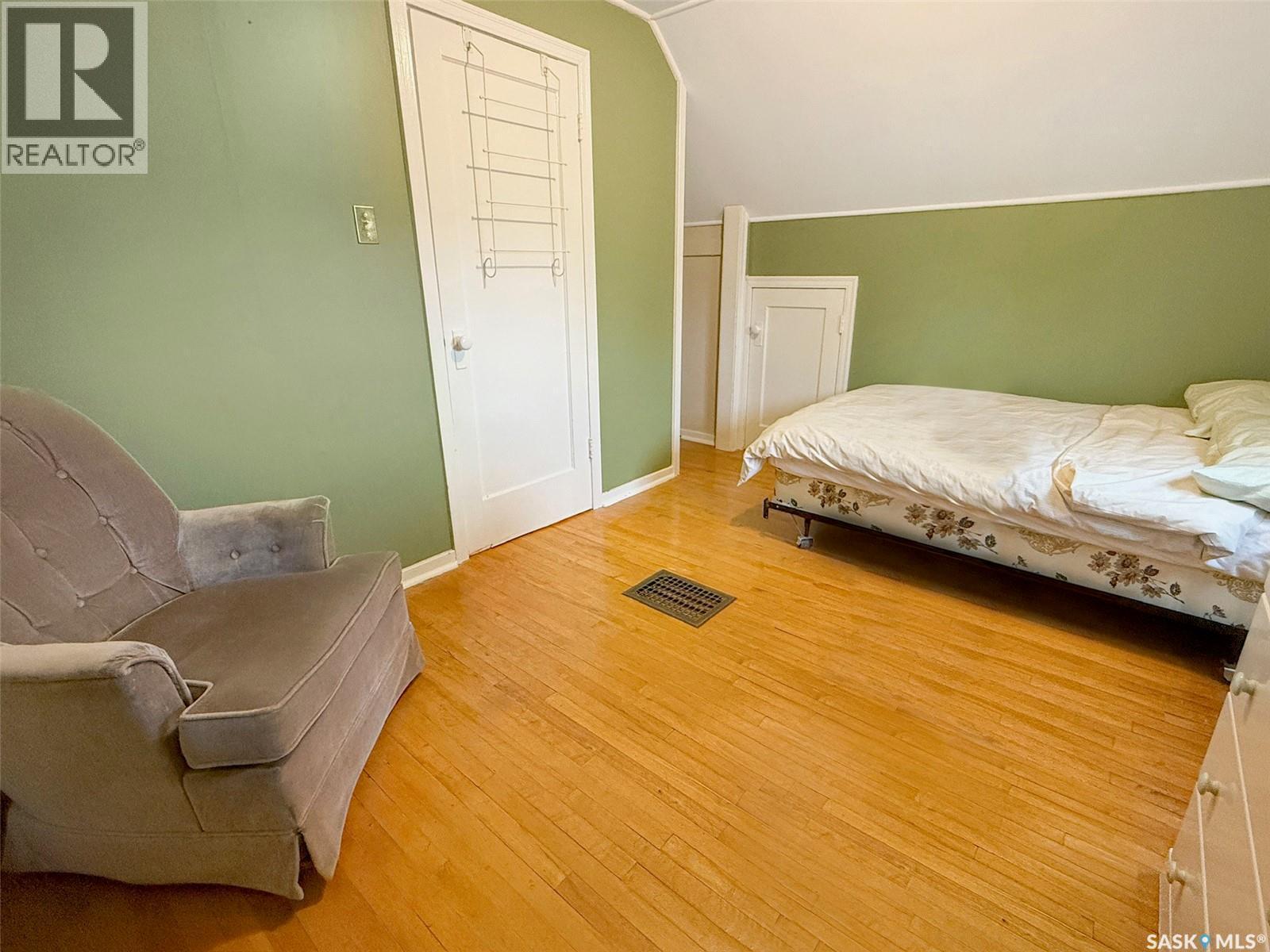 404 7Th Avenue Nw, Swift Current, SK - Indoor Photo Showing Bedroom