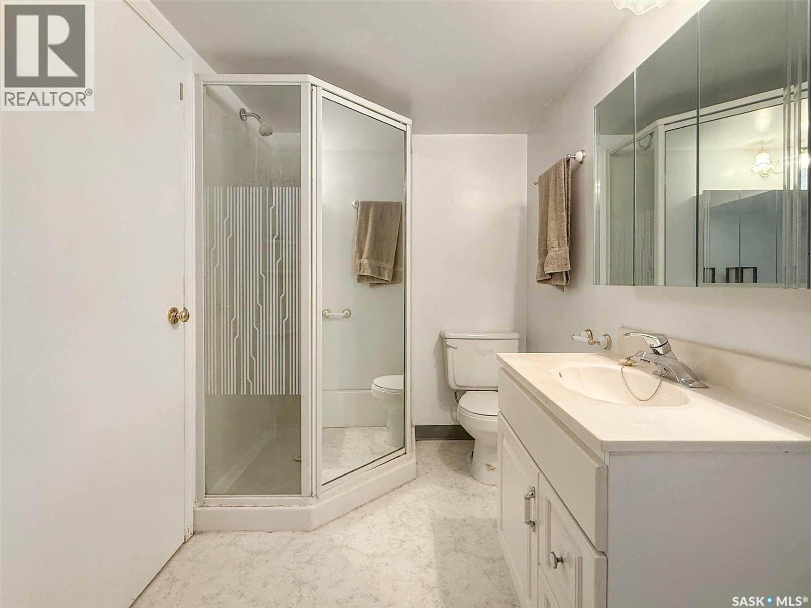 404 7Th Avenue Nw, Swift Current, SK - Indoor Photo Showing Bathroom