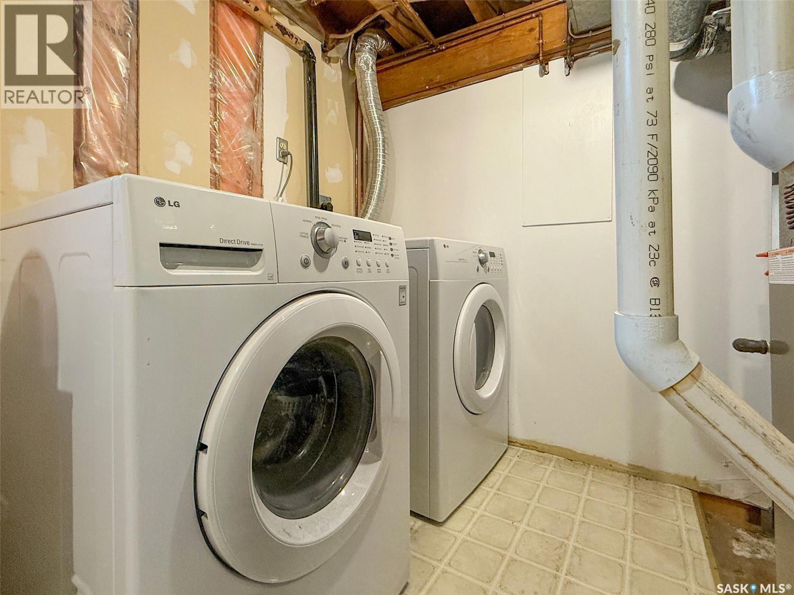 404 7Th Avenue Nw, Swift Current, SK - Indoor Photo Showing Laundry Room