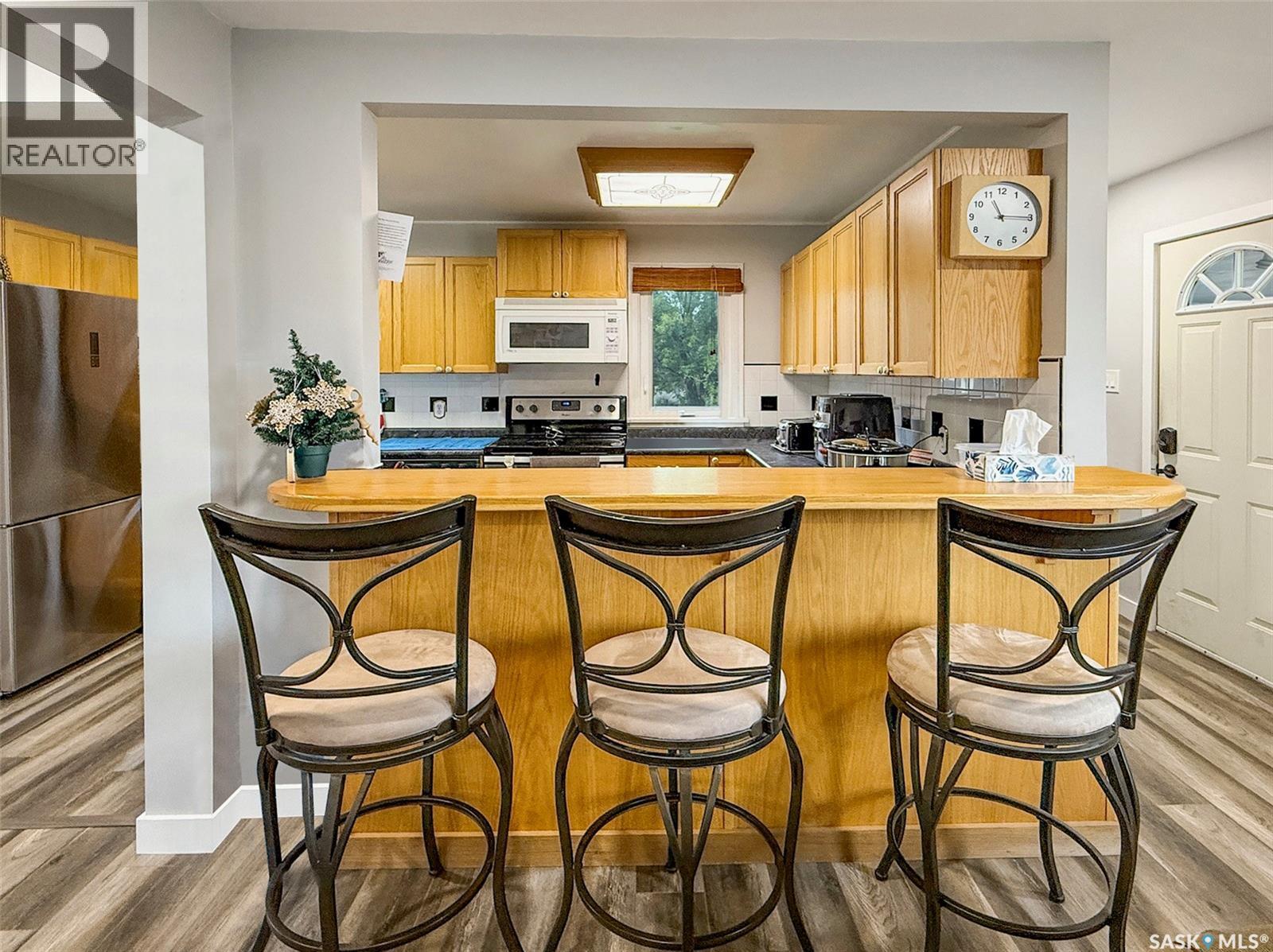 404 7Th Avenue Nw, Swift Current, SK - Indoor Photo Showing Kitchen