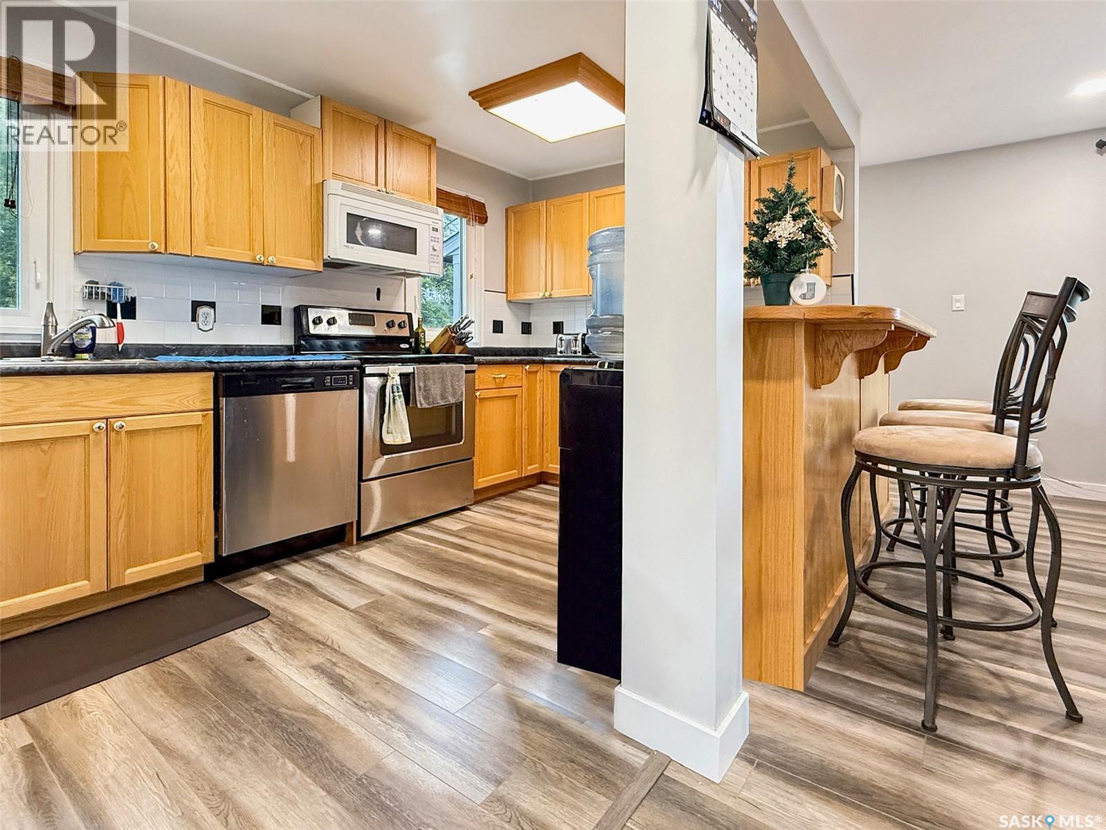 404 7Th Avenue Nw, Swift Current, SK - Indoor Photo Showing Kitchen With Stainless Steel Kitchen
