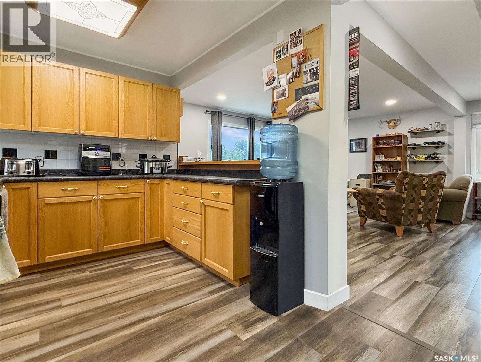 404 7Th Avenue Nw, Swift Current, SK - Indoor Photo Showing Kitchen