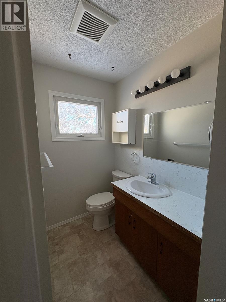 112 2Nd Avenue E, Kelvington, SK - Indoor Photo Showing Bathroom