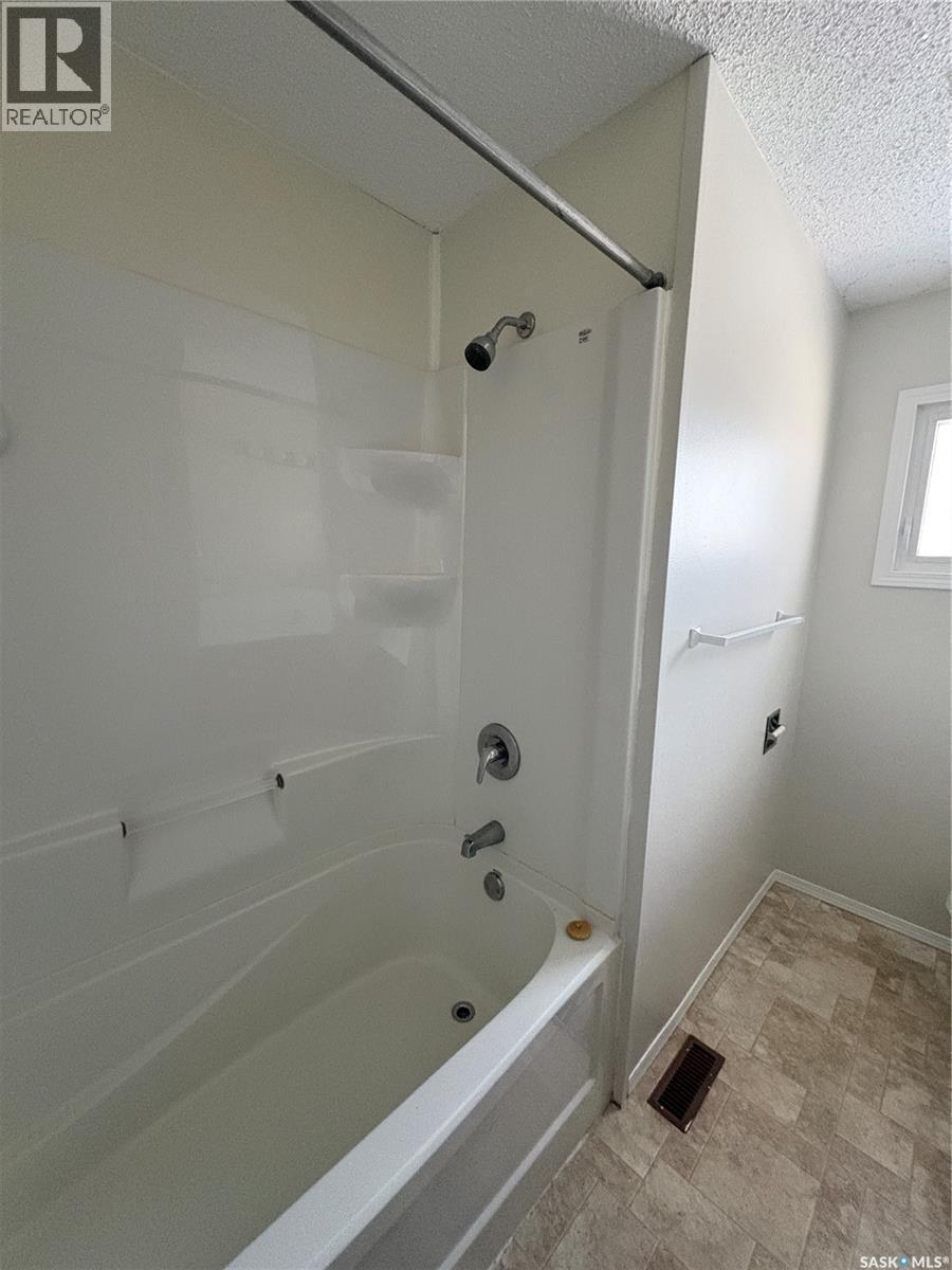 112 2Nd Avenue E, Kelvington, SK - Indoor Photo Showing Bathroom