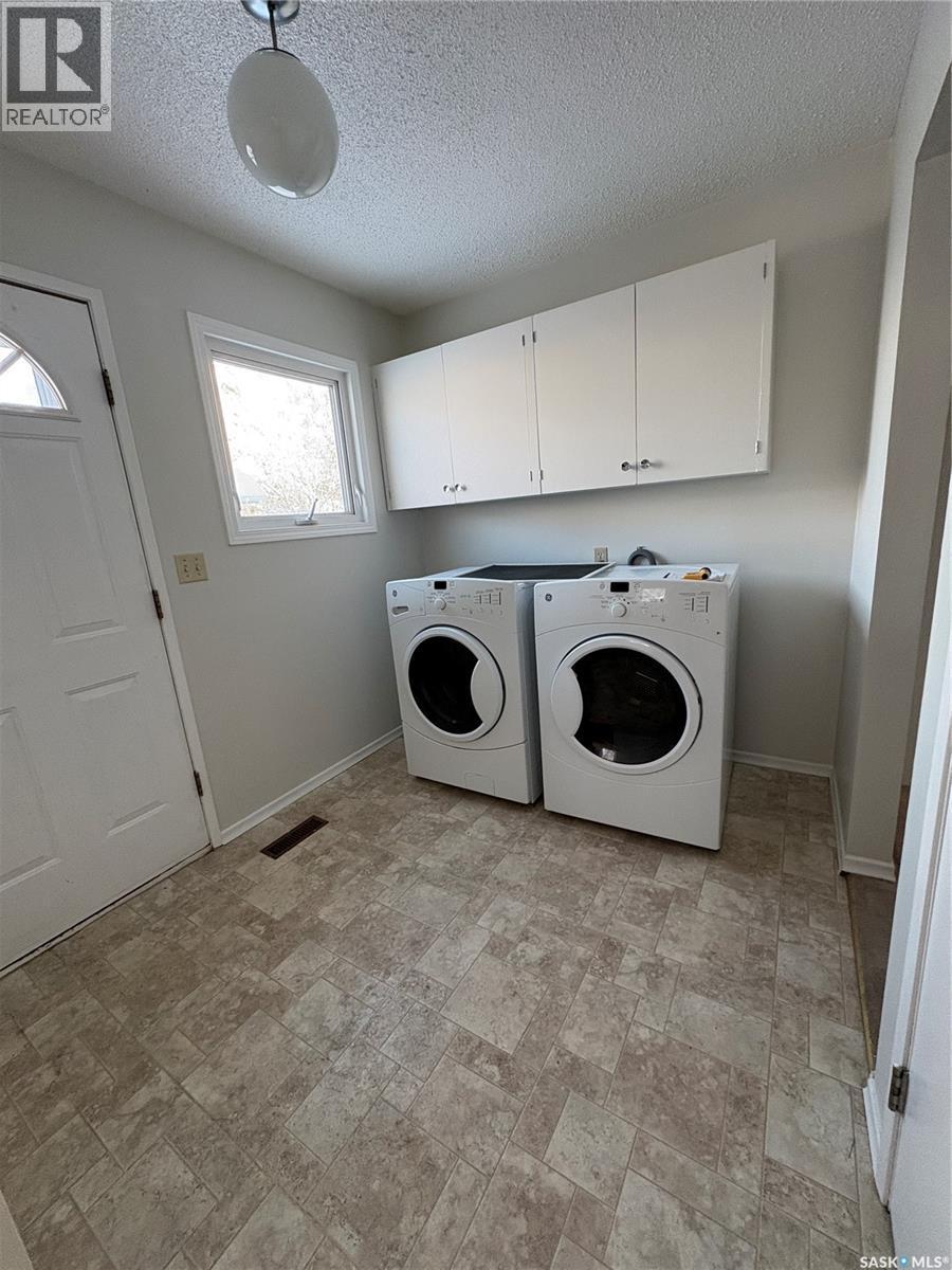 112 2Nd Avenue E, Kelvington, SK - Indoor Photo Showing Laundry Room