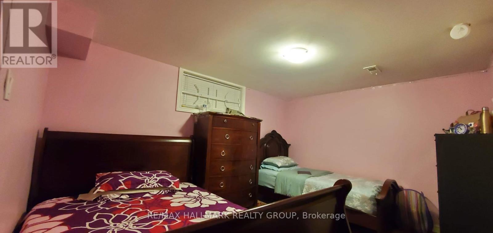 658 Dan Avenue, Ottawa, ON - Indoor Photo Showing Bedroom