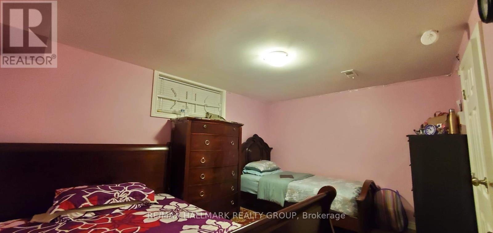 658 Dan Avenue, Ottawa, ON - Indoor Photo Showing Bedroom