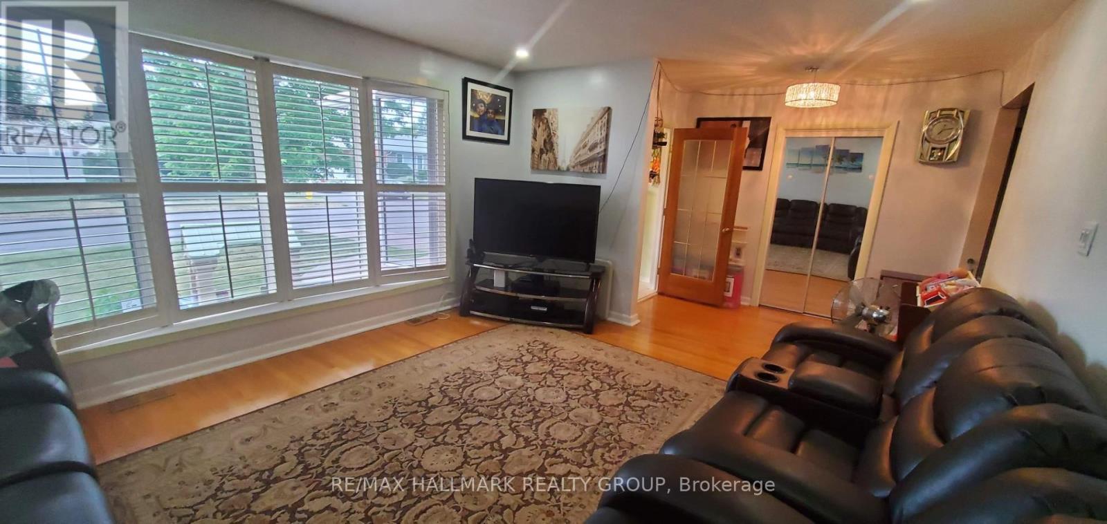 658 Dan Avenue, Ottawa, ON - Indoor Photo Showing Living Room
