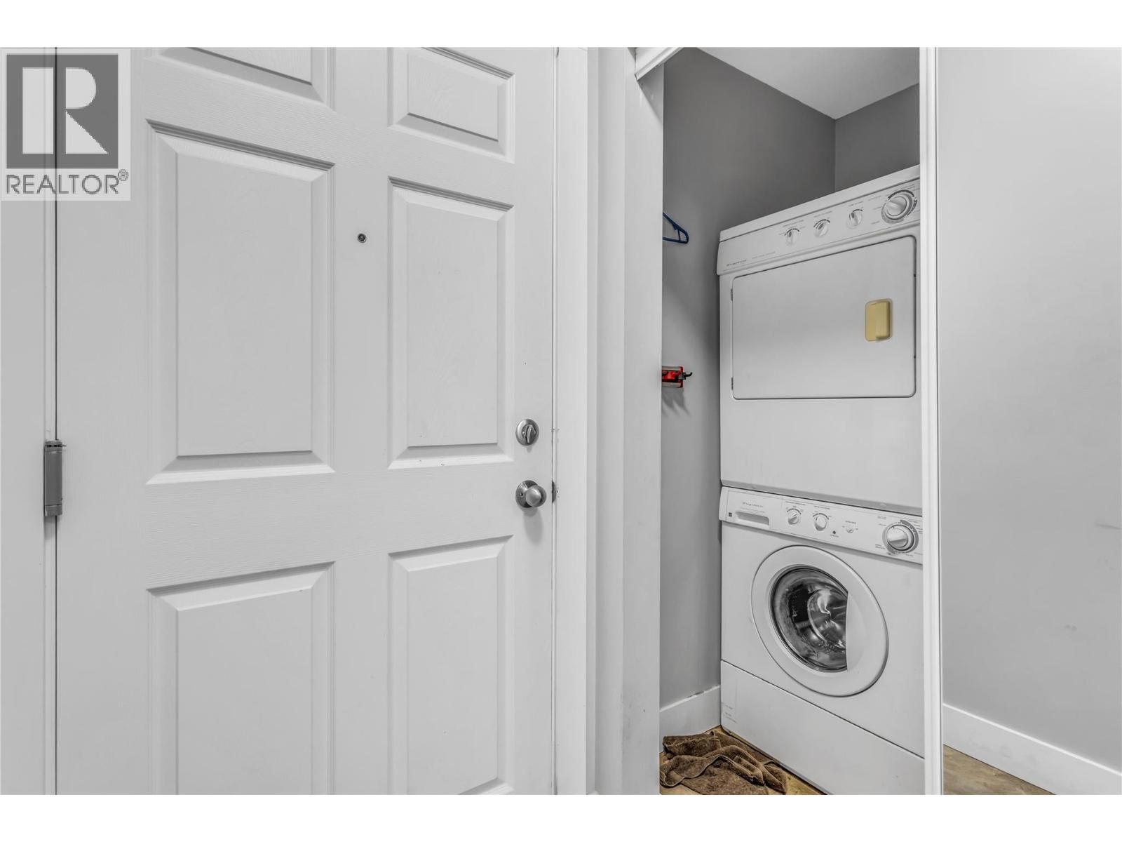 250 Hollywood Road S Unit# 302, Kelowna, BC - Indoor Photo Showing Laundry Room