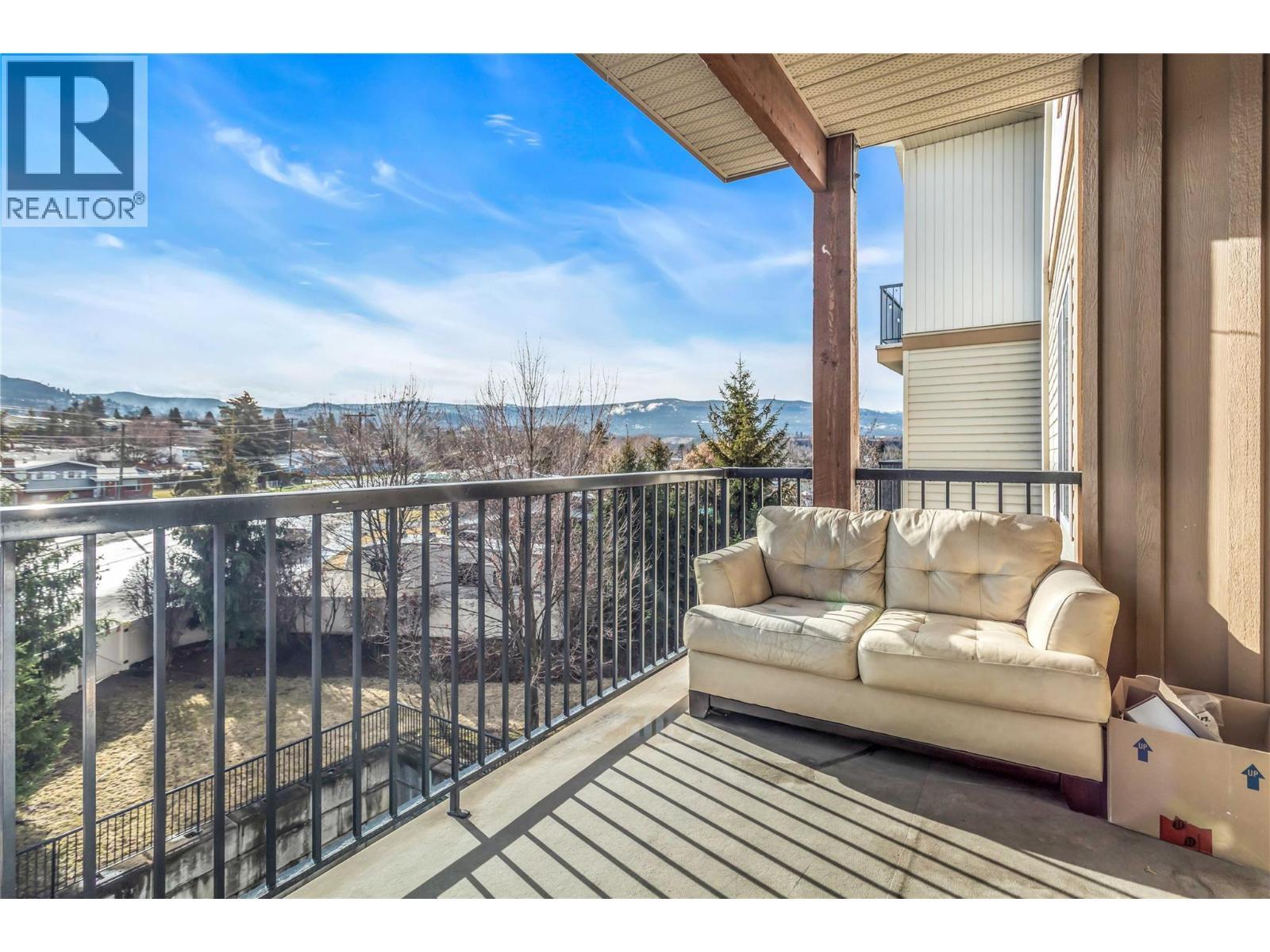 250 Hollywood Road S Unit# 302, Kelowna, BC - Outdoor With Exterior