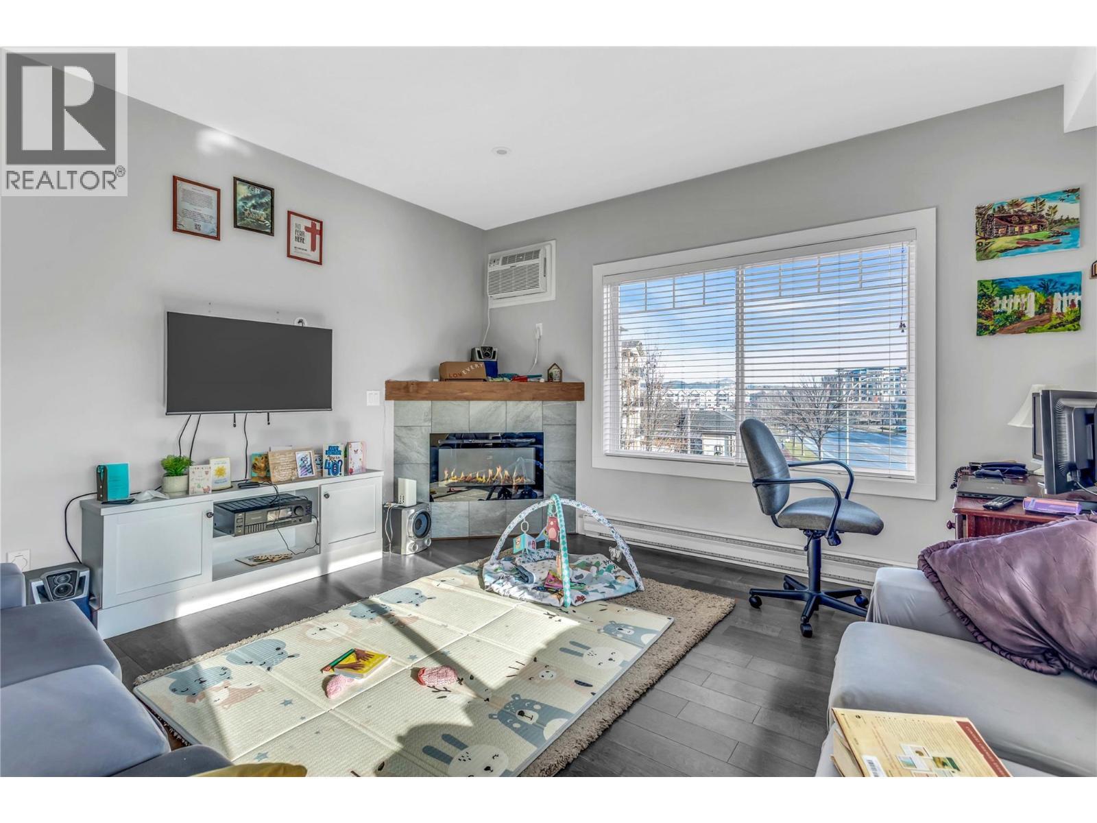 250 Hollywood Road S Unit# 302, Kelowna, BC - Indoor Photo Showing Living Room With Fireplace