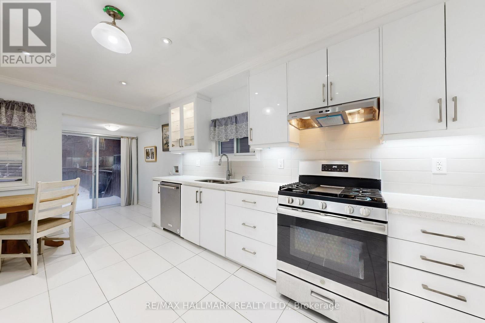 4 King Edward Avenue, Toronto, ON - Indoor Photo Showing Kitchen