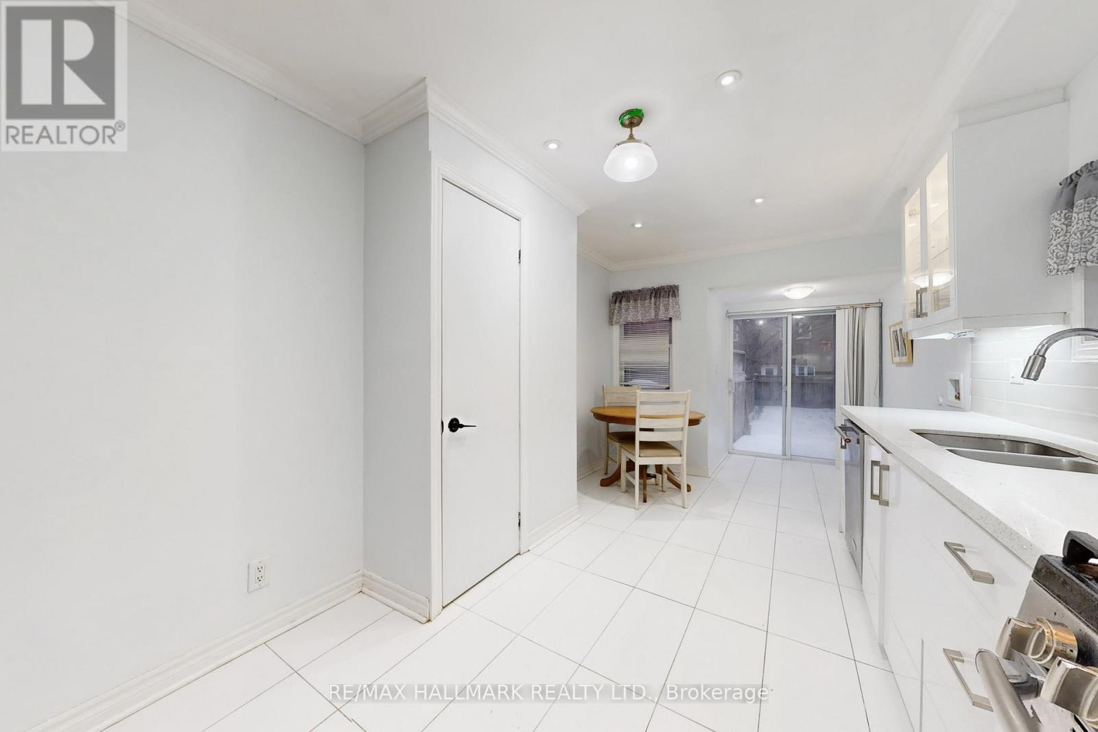 4 King Edward Avenue, Toronto, ON - Indoor Photo Showing Kitchen