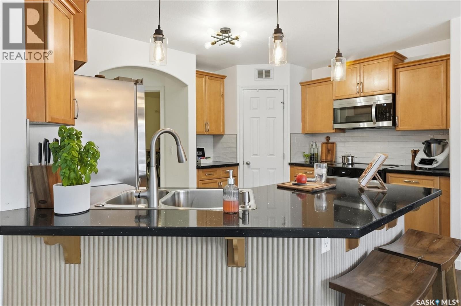 323 Hettle Cove, Saskatoon, SK - Indoor Photo Showing Kitchen With Stainless Steel Kitchen With Double Sink With Upgraded Kitchen