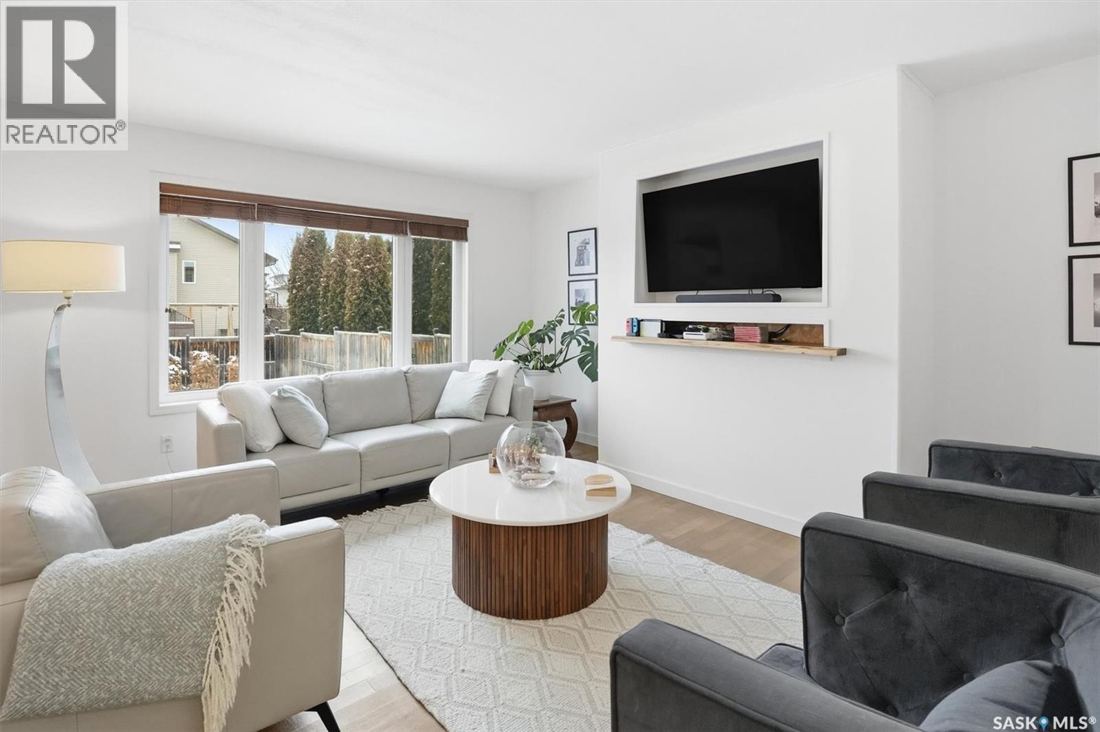 323 Hettle Cove, Saskatoon, SK - Indoor Photo Showing Living Room