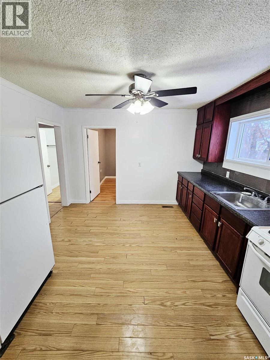 623 St Mary Street, Esterhazy, SK - Indoor Photo Showing Kitchen With Double Sink