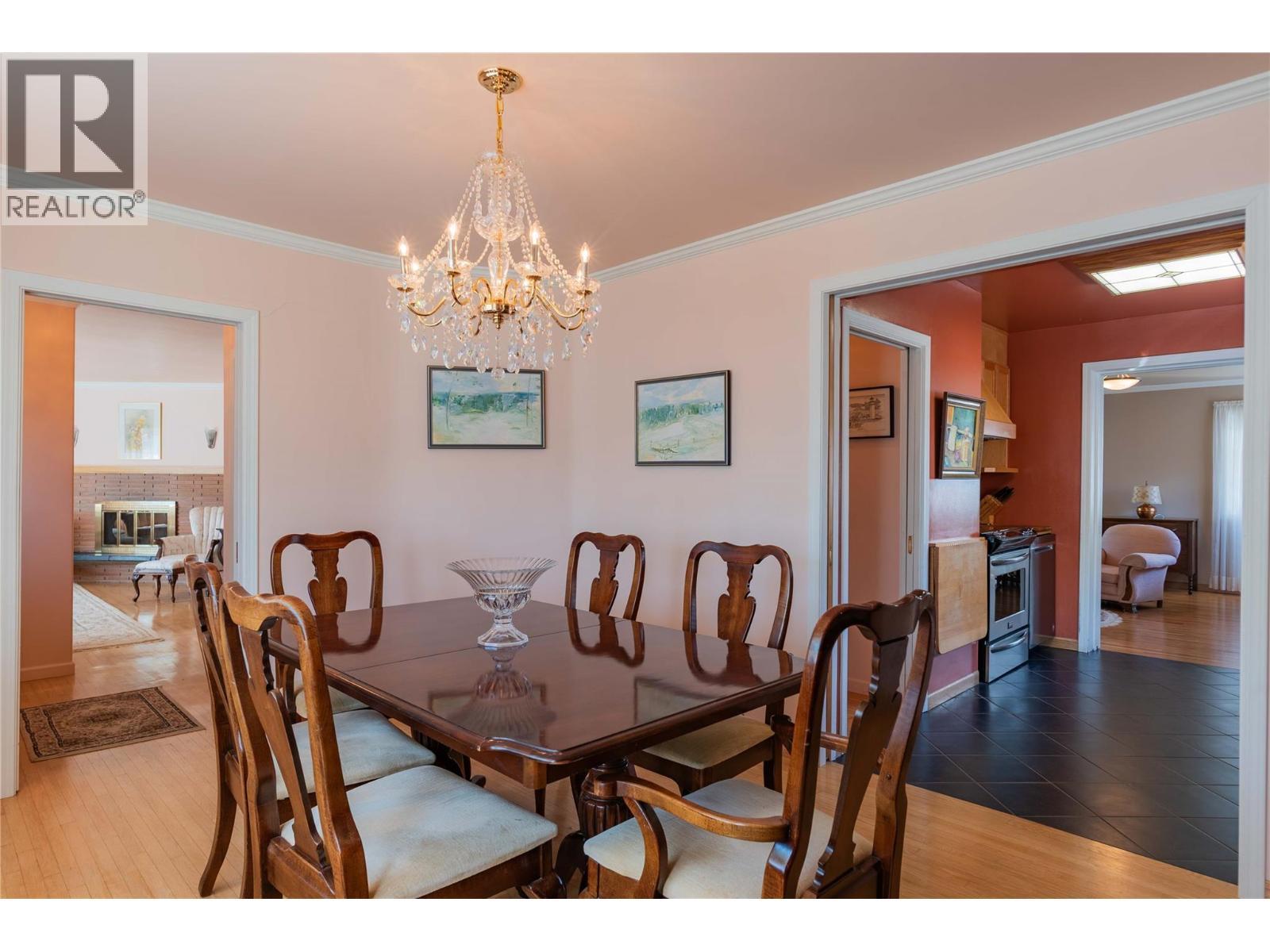 945 Thackeray Street, Warfield, BC - Indoor Photo Showing Dining Room