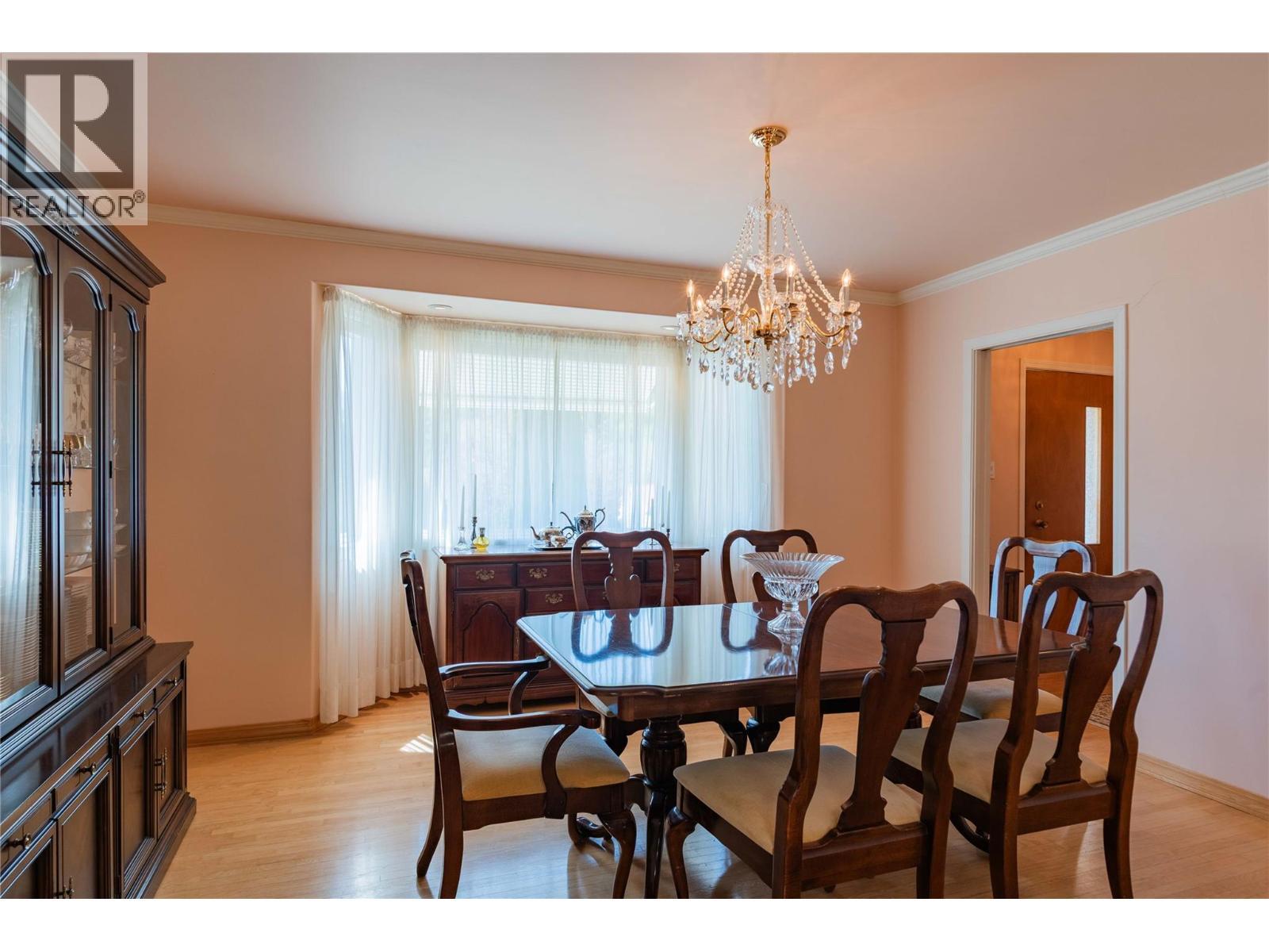 945 Thackeray Street, Warfield, BC - Indoor Photo Showing Dining Room