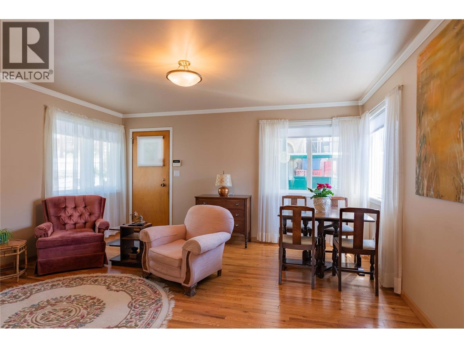 945 Thackeray Street, Warfield, BC - Indoor Photo Showing Living Room