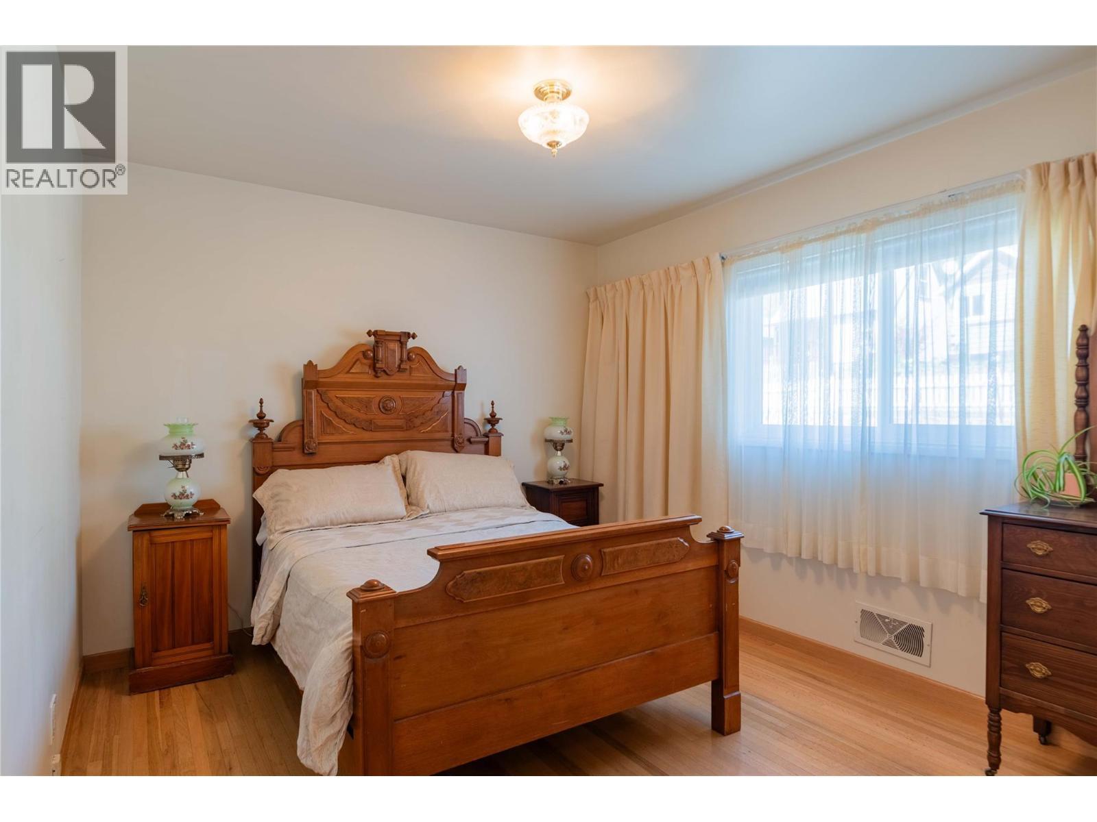945 Thackeray Street, Warfield, BC - Indoor Photo Showing Bedroom