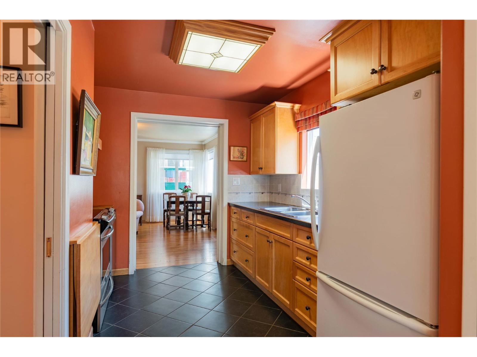 945 Thackeray Street, Warfield, BC - Indoor Photo Showing Kitchen With Double Sink