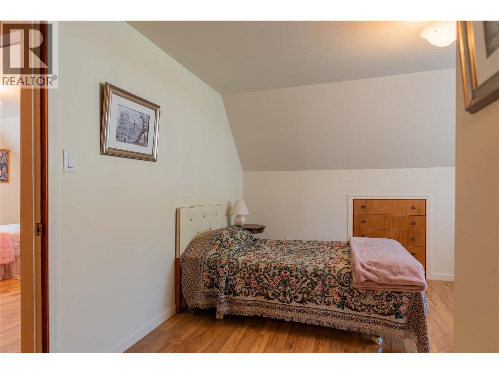 945 Thackeray Street, Warfield, BC - Indoor Photo Showing Bedroom