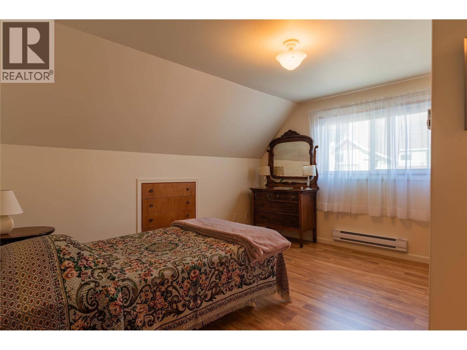 945 Thackeray Street, Warfield, BC - Indoor Photo Showing Bedroom