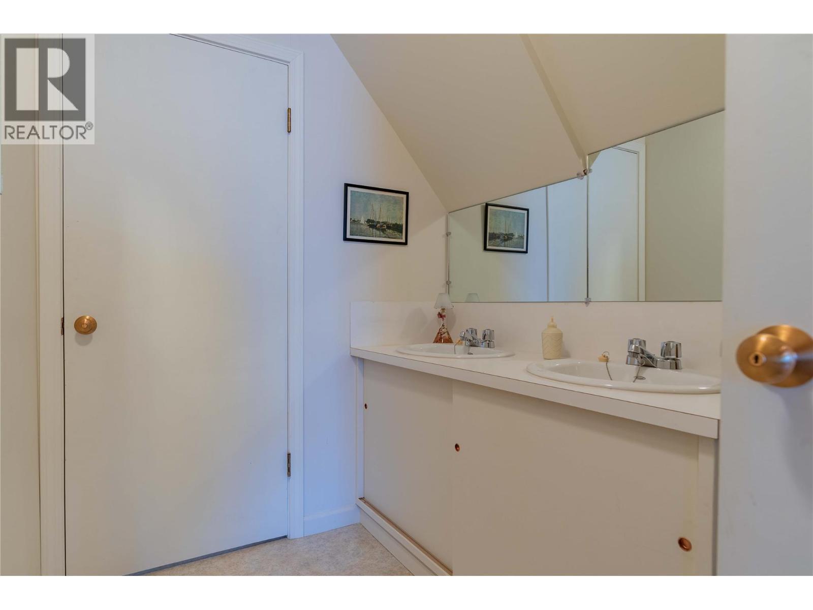 945 Thackeray Street, Warfield, BC - Indoor Photo Showing Bathroom