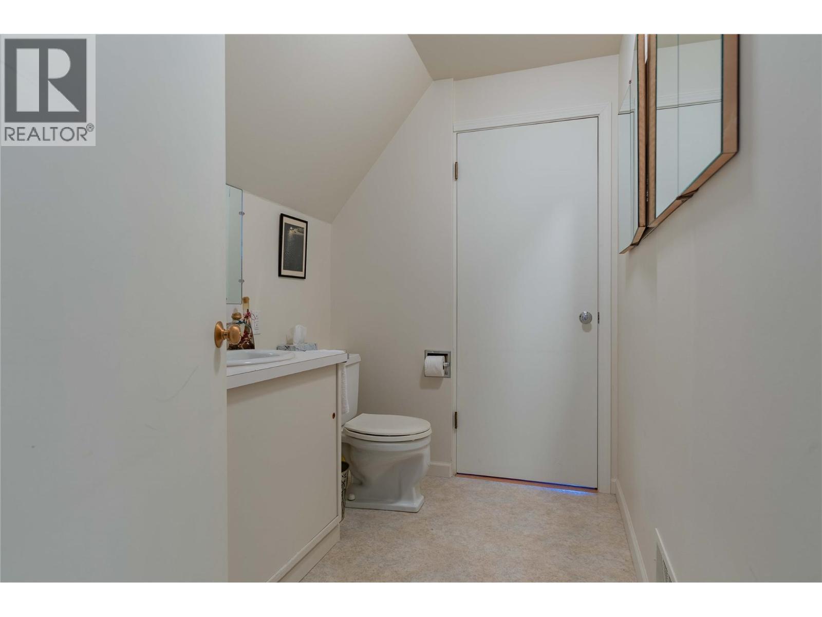945 Thackeray Street, Warfield, BC - Indoor Photo Showing Bathroom
