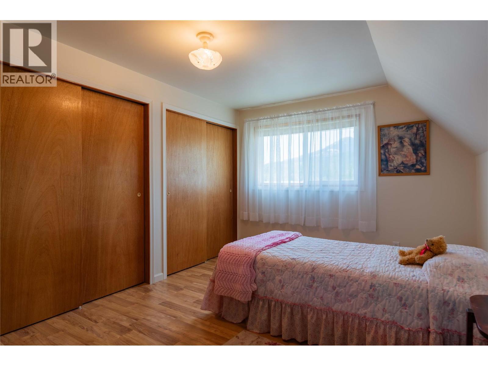 945 Thackeray Street, Warfield, BC - Indoor Photo Showing Bedroom