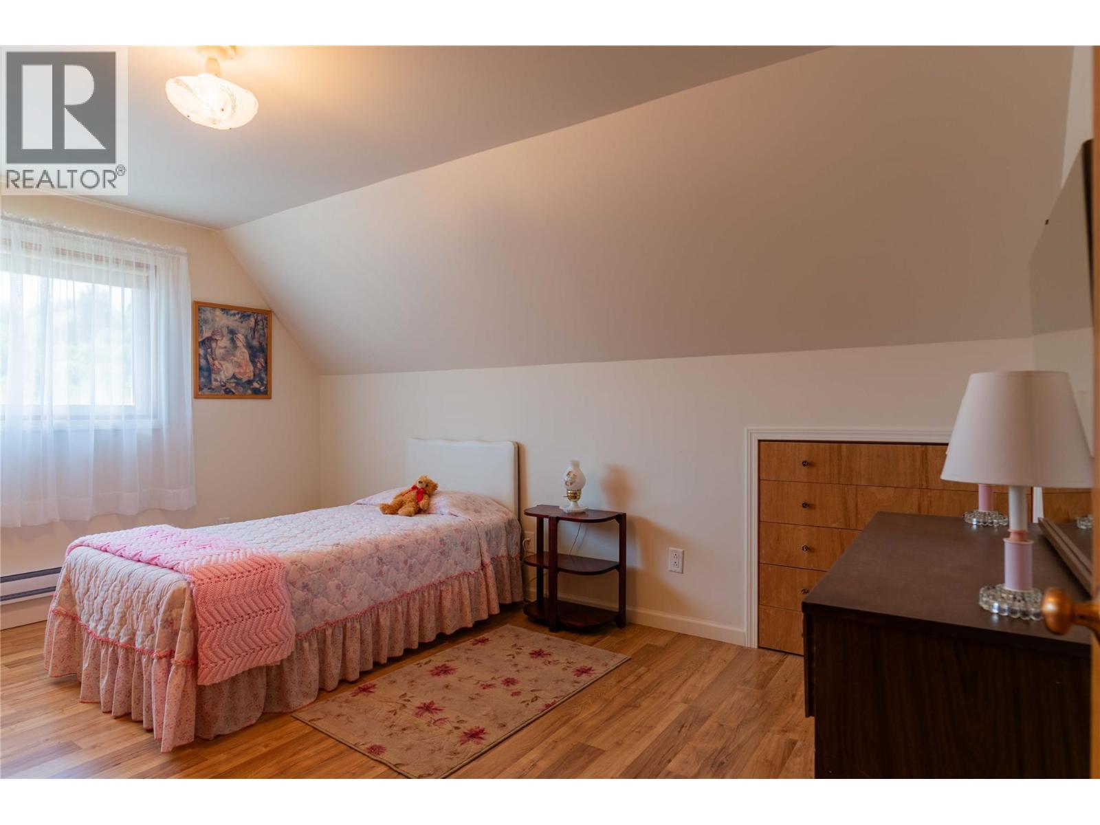 945 Thackeray Street, Warfield, BC - Indoor Photo Showing Bedroom