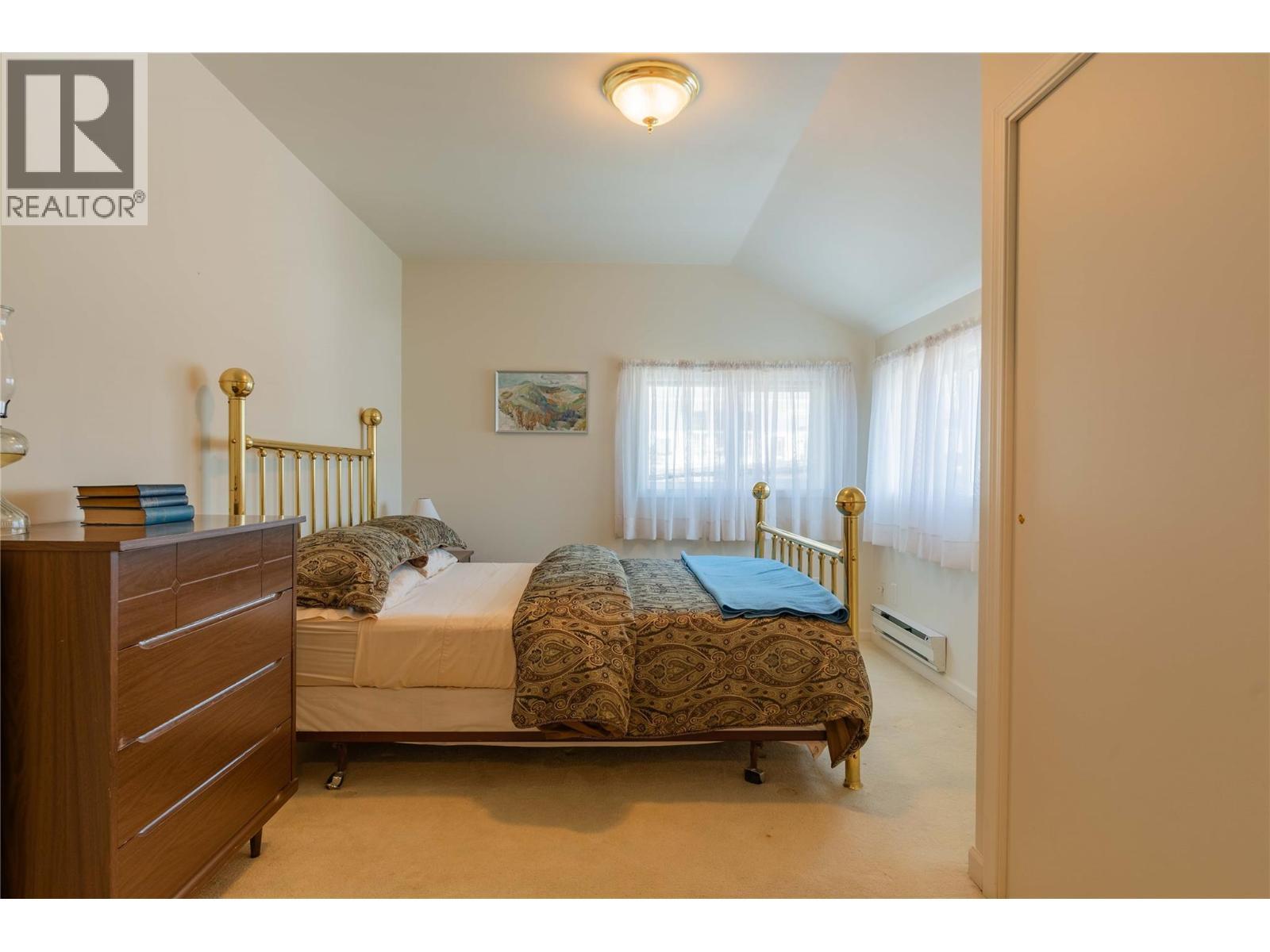 945 Thackeray Street, Warfield, BC - Indoor Photo Showing Bedroom