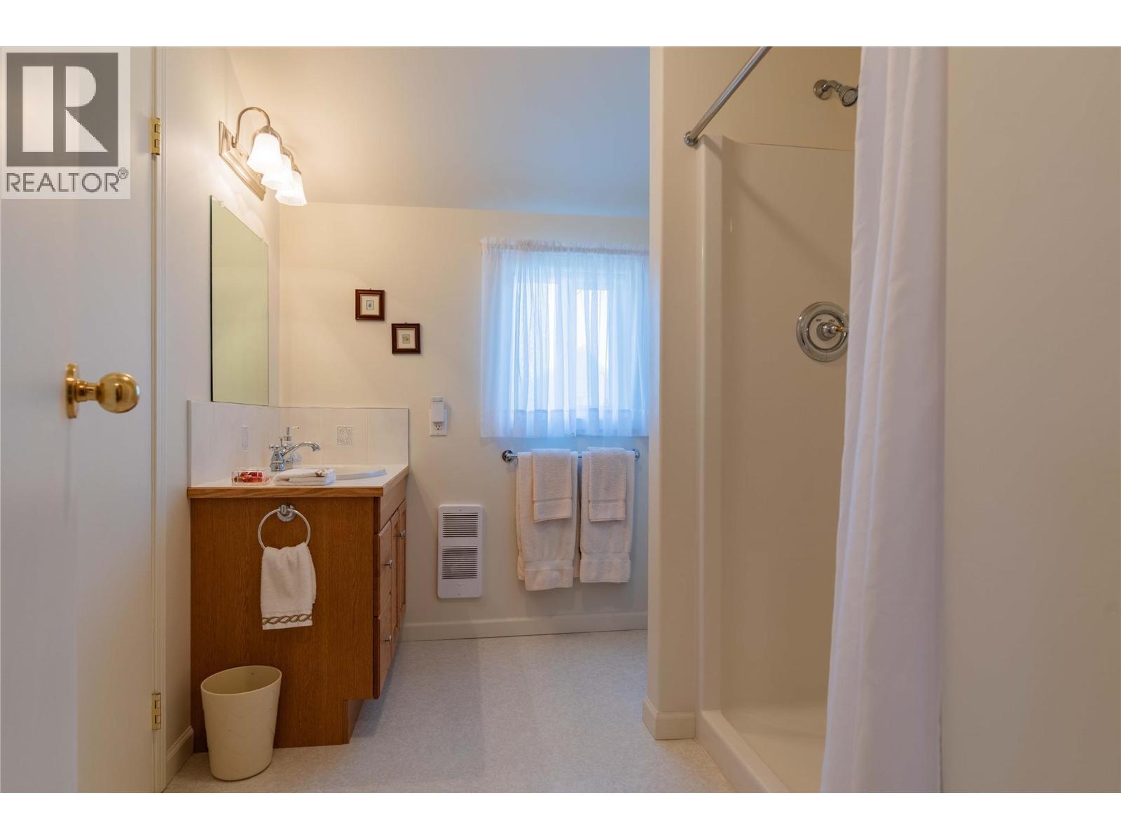 945 Thackeray Street, Warfield, BC - Indoor Photo Showing Bathroom