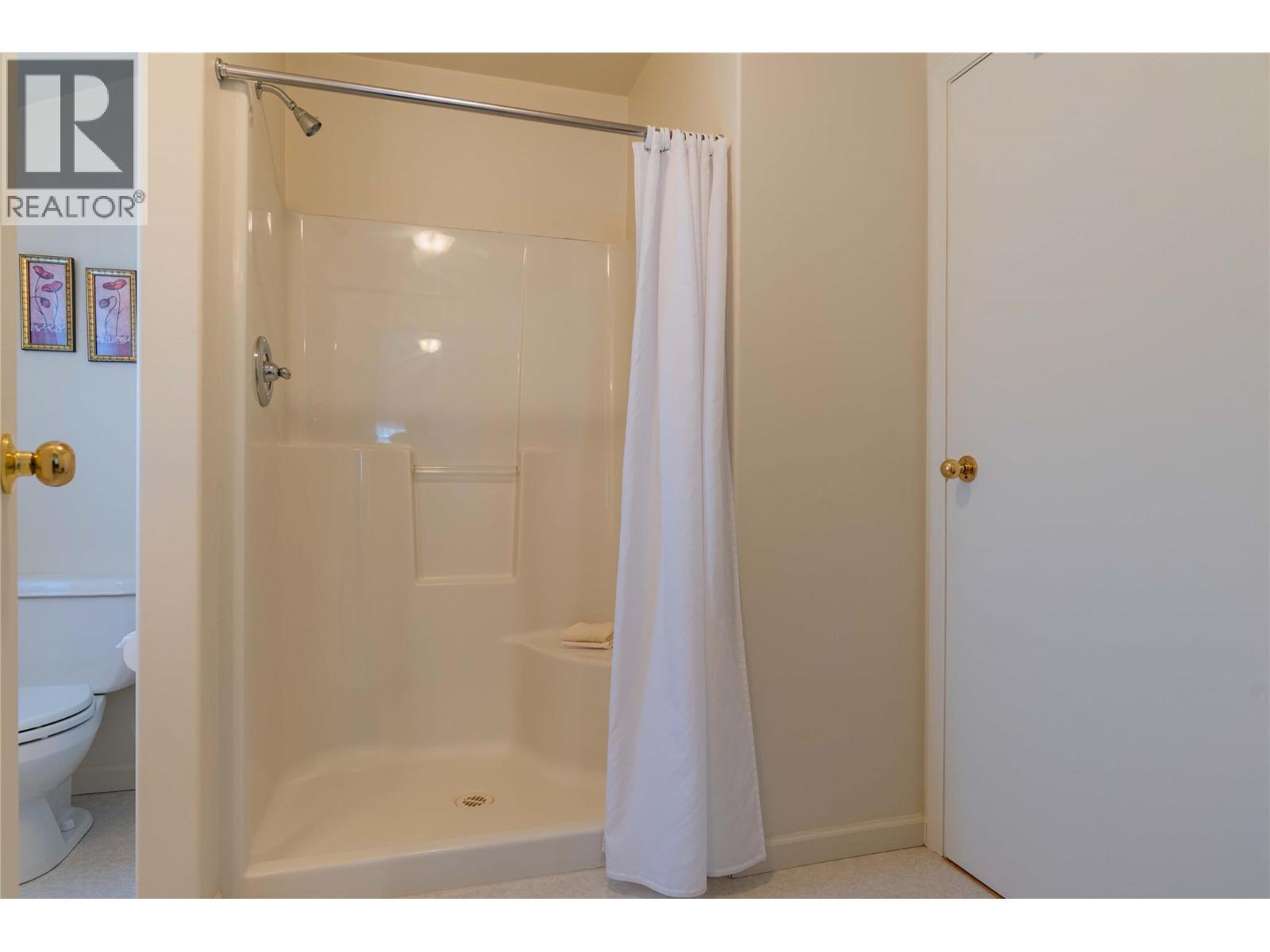 945 Thackeray Street, Warfield, BC - Indoor Photo Showing Bathroom