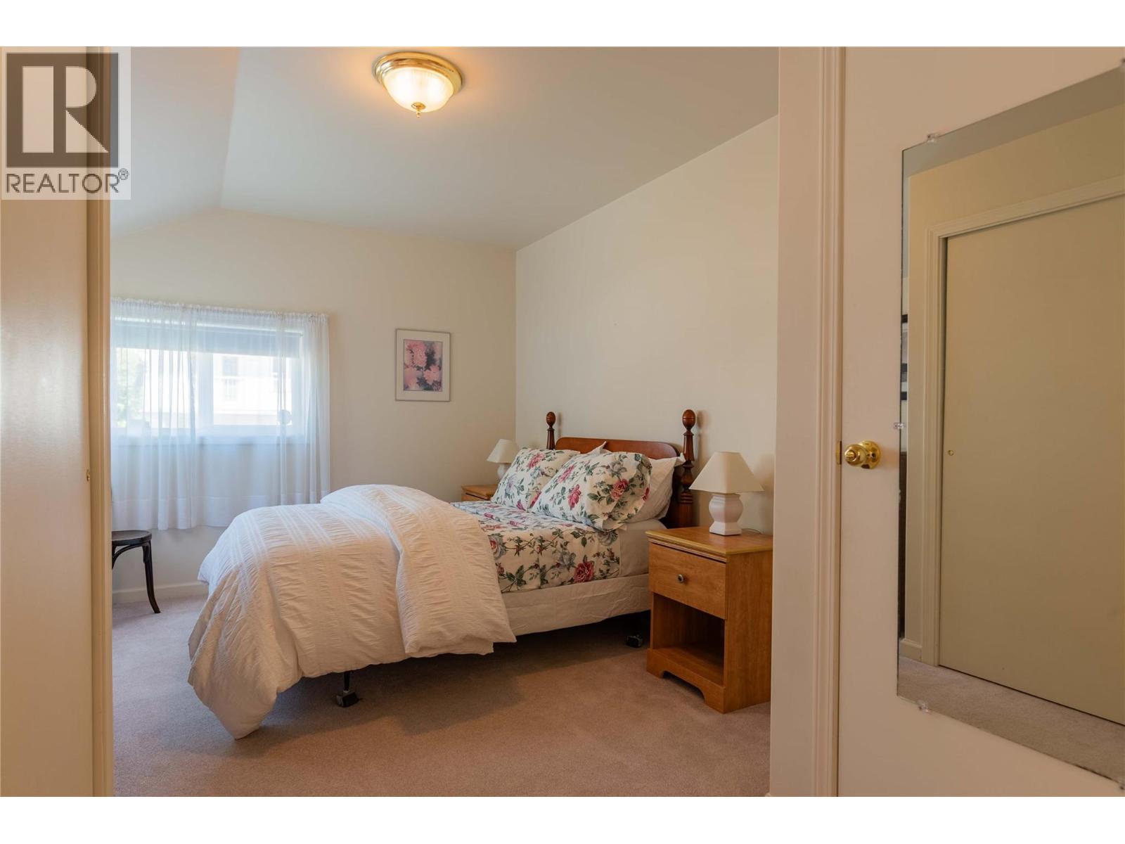945 Thackeray Street, Warfield, BC - Indoor Photo Showing Bedroom