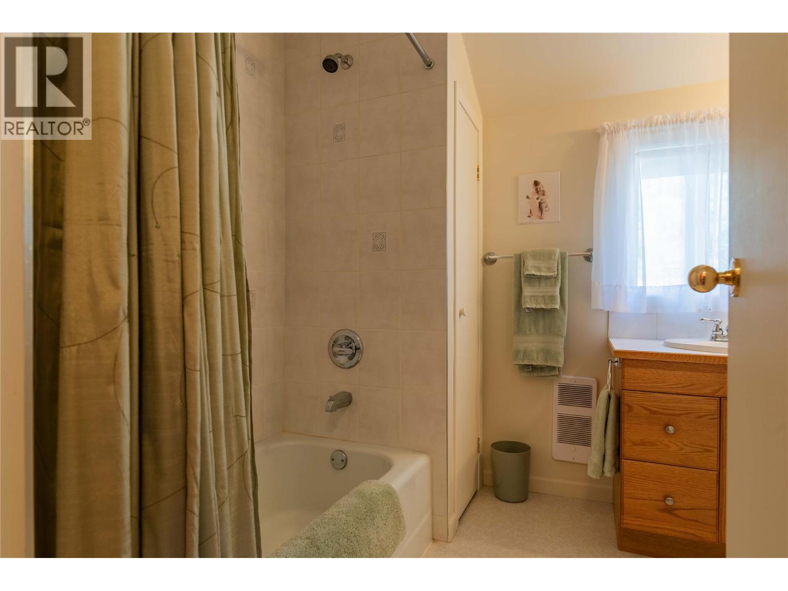 945 Thackeray Street, Warfield, BC - Indoor Photo Showing Bathroom