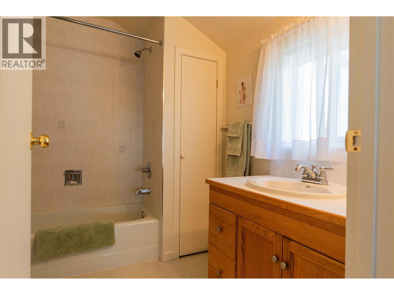 945 Thackeray Street, Warfield, BC - Indoor Photo Showing Bathroom