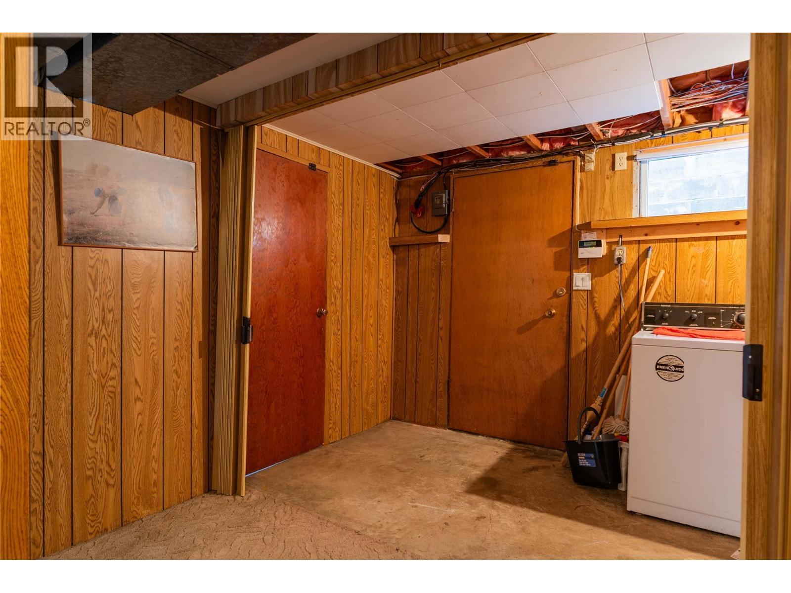 945 Thackeray Street, Warfield, BC - Indoor