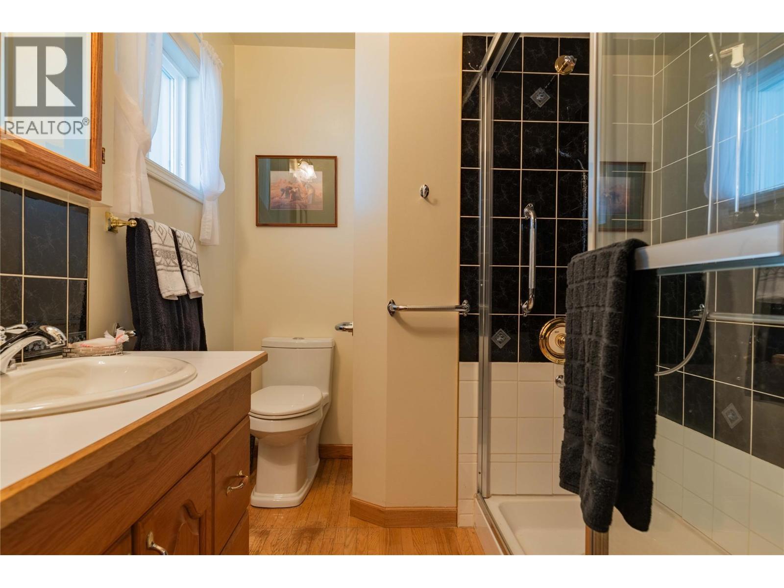 945 Thackeray Street, Warfield, BC - Indoor Photo Showing Bathroom