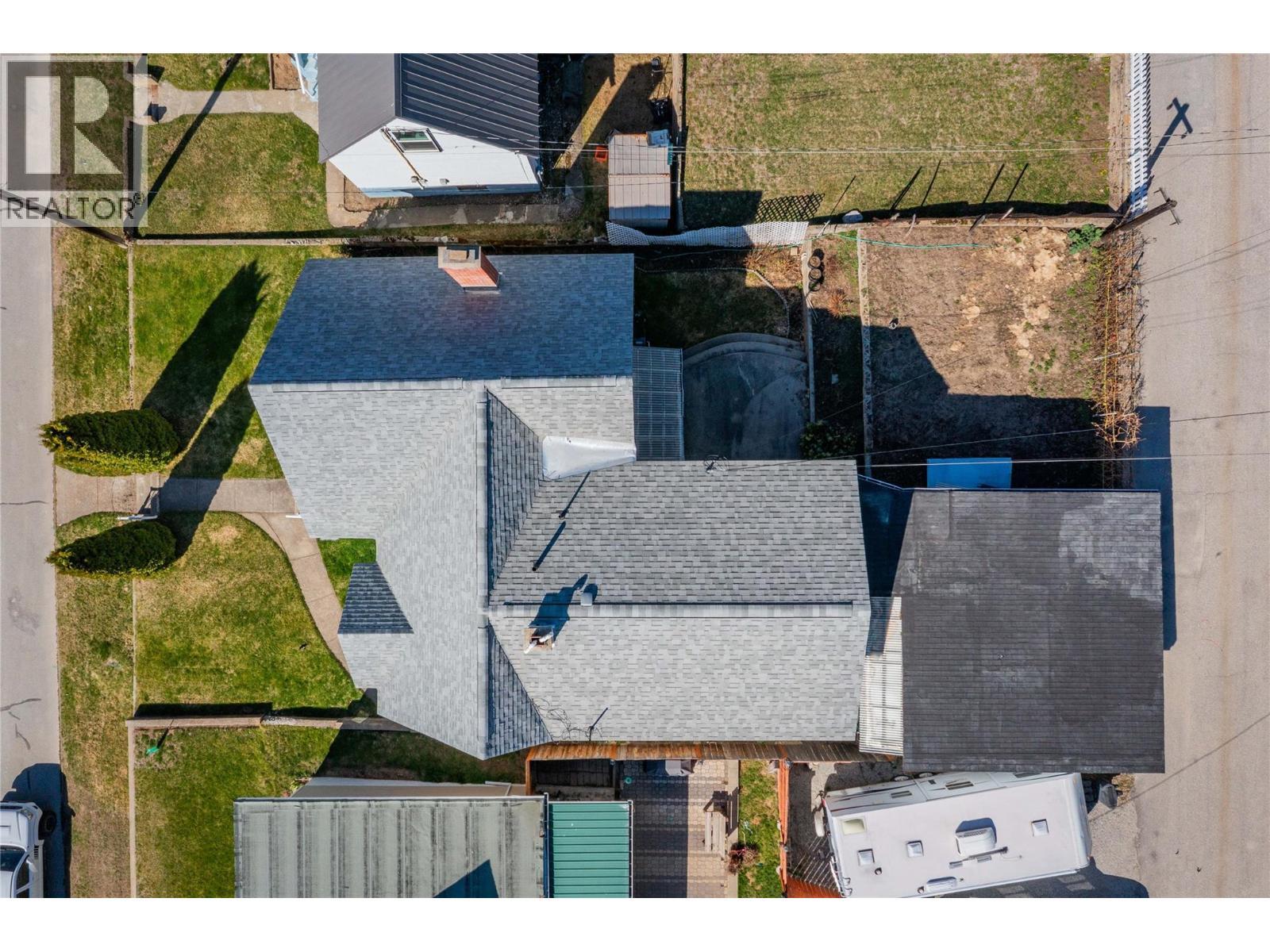 945 Thackeray Street, Warfield, BC - Outdoor