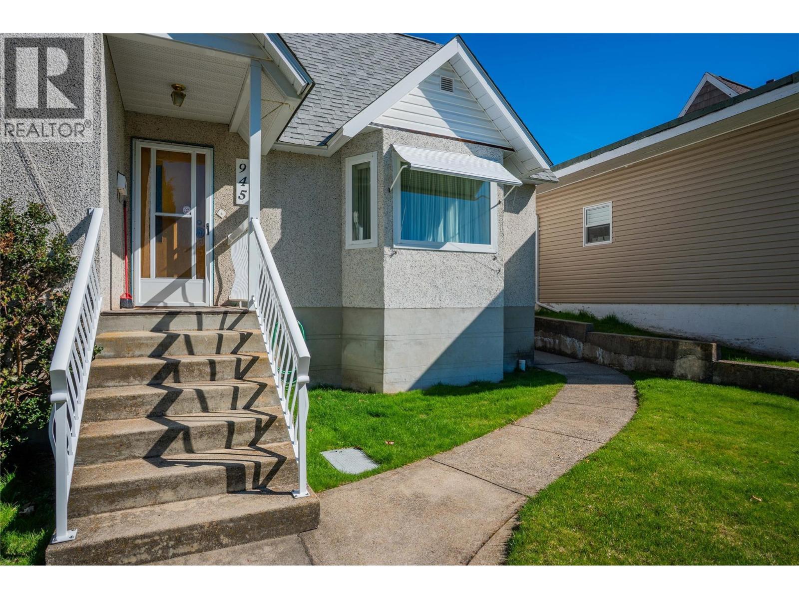 945 Thackeray Street, Warfield, BC - Outdoor