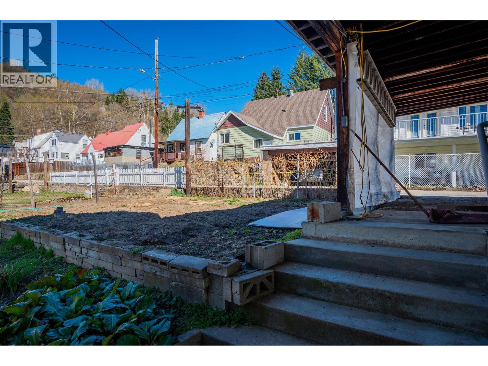 945 Thackeray Street, Warfield, BC - Outdoor